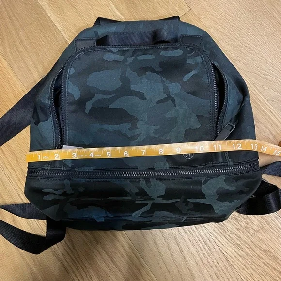 Lululemon city adventurer backpack - Picture 5 of 7